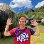 Luccas Neto Instagram - Tá vindo aí o Acampamento de Férias 4! E várias cenas do meu novo filme foram gravadas lá no @fazendagamelaecoresort (um lugar lindo para toda a família curtir). Spoiler: essa cena foi durante a gravação de um dos clipes, precisávamos de um avião e lá tem VÁRIOS (incluindo uma tirolesa ENORME que sai de dentro de um avião igual a esse da foto). Dá uma conferida no perfil deles! E fica de olho que já já o Acamp 4 tá chegando 👀