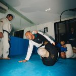 Luccas Neto Instagram - Ontem fui recebido pelo @luccasneto para um treininho na casa dele. Foi irado poder dividir o tatame com vocês, obrigado pela recepção galera 🙌🏻 é incrível ver como o jiu jitsu não é somente para quem quer competir. é, na realidade, um esporte para todos e que transcende estilos de vida diferentes, idades e propósitos 📸: @triangulo_filmes @carolinademper -- @kingzkimonos @rvcasport
