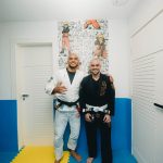 Luccas Neto Instagram - Ontem fui recebido pelo @luccasneto para um treininho na casa dele. Foi irado poder dividir o tatame com vocês, obrigado pela recepção galera 🙌🏻 é incrível ver como o jiu jitsu não é somente para quem quer competir. é, na realidade, um esporte para todos e que transcende estilos de vida diferentes, idades e propósitos 📸: @triangulo_filmes @carolinademper -- @kingzkimonos @rvcasport