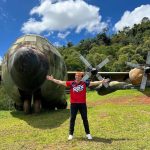 Luccas Neto Instagram - Tá vindo aí o Acampamento de Férias 4! E várias cenas do meu novo filme foram gravadas lá no @fazendagamelaecoresort (um lugar lindo para toda a família curtir). Spoiler: essa cena foi durante a gravação de um dos clipes, precisávamos de um avião e lá tem VÁRIOS (incluindo uma tirolesa ENORME que sai de dentro de um avião igual a esse da foto). Dá uma conferida no perfil deles! E fica de olho que já já o Acamp 4 tá chegando 👀