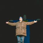 Luccas Neto Instagram - O Cristo Redentor já vestiu a roupa do Av Azul! E eu que paguei sozinho 😅 Príncipe Lu e a lenda do dragão é o meu novo filme que lança no cinema em Janeiro/2024! O que será que vamos fazer para divulgar o filme? 😏