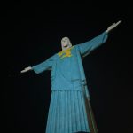 Luccas Neto Instagram - O Cristo Redentor já vestiu a roupa do Av Azul! E eu que paguei sozinho 😅 Príncipe Lu e a lenda do dragão é o meu novo filme que lança no cinema em Janeiro/2024! O que será que vamos fazer para divulgar o filme? 😏