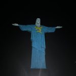 Luccas Neto Instagram - O Cristo Redentor já vestiu a roupa do Av Azul! E eu que paguei sozinho 😅 Príncipe Lu e a lenda do dragão é o meu novo filme que lança no cinema em Janeiro/2024! O que será que vamos fazer para divulgar o filme? 😏