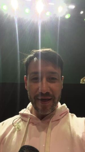 Luciano Pereyra Instagram - Prueba de sonido con @lakongaoficial 🕺🏽🎉🙌🏽🕺🏽🎉🙌🏽 #HastaElAlmaTour estamos listos para esta noche en el @movistararenaar !!!!