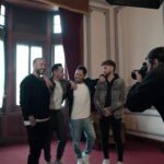 Luciano Pereyra Instagram – Les mostramos un poquito como fue grabar estos 2 videos con mis amigos de @lakongaoficial 🎥😁 
Mañana estrenamos cuartetazooo #SiFueraTanFacil !!!! Quien esta ansioso como yo??? 🙋🏻‍♂️
