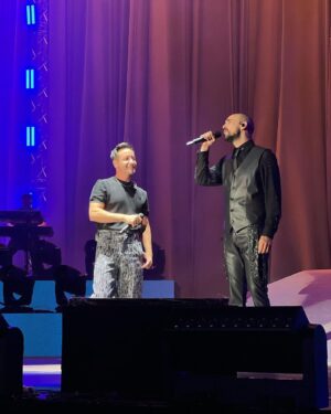 Luciano Pereyra Instagram - Los tiempos De Dios son perfectos! Y en menos de una semana me regaló escenarios, cantadas y abrazos con el!! 🙏🏽🙏🏽 Gracias @abelpintos por tu invitación, lo de anoche en #Velez fué haber estado en otro mundo lleno de amor que solo vos con tu música y tu inmensidad pueden lograr! Quedará en mi corazón para siempre!
Gracias a todo tu equipo por ser tan cálidos!
Te quiero y admiro MUCHO Y SIEMPRE!
Y que el próximo abrazo nos encuentre muy pronto!!
🙌🏽❤️