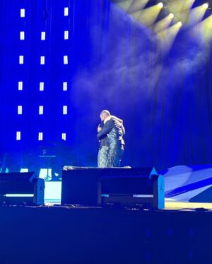Luciano Pereyra Instagram - Los tiempos De Dios son perfectos! Y en menos de una semana me regaló escenarios, cantadas y abrazos con el!! 🙏🏽🙏🏽 Gracias @abelpintos por tu invitación, lo de anoche en #Velez fué haber estado en otro mundo lleno de amor que solo vos con tu música y tu inmensidad pueden lograr! Quedará en mi corazón para siempre!
Gracias a todo tu equipo por ser tan cálidos!
Te quiero y admiro MUCHO Y SIEMPRE!
Y que el próximo abrazo nos encuentre muy pronto!!
🙌🏽❤️