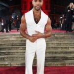 Lucien Laviscount Instagram - Thank you to the @britishfashioncouncil for a lovely evening & to the incredibly inspiring and wonderful soul that is @charlottetilbury THANK YOU for being you 🖤 London, United Kingdom