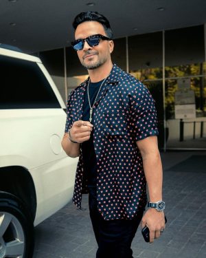 Luis Fonsi Instagram - Aquí hablando de #ElViaje. Super emocionado con lo que viene… pendientes 🫶🏼