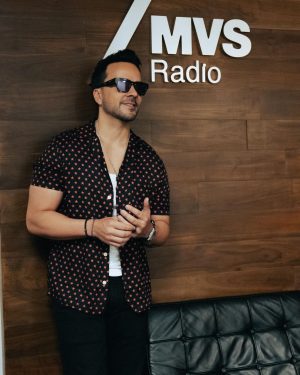 Luis Fonsi Instagram - Aquí hablando de #ElViaje. Super emocionado con lo que viene… pendientes 🫶🏼