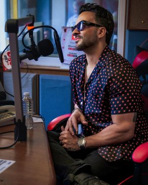 Luis Fonsi Instagram - Aquí hablando de #ElViaje. Super emocionado con lo que viene… pendientes 🫶🏼