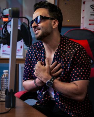 Luis Fonsi Instagram - Aquí hablando de #ElViaje. Super emocionado con lo que viene… pendientes 🫶🏼