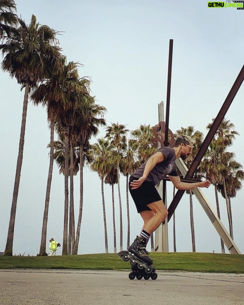 Luis Gerardo Méndez Instagram - Los patines, los amigos. El trabajo. El eterno prepararse. El cine y el mar. Mi segunda casa. Carta de amor a LA. Los Angeles