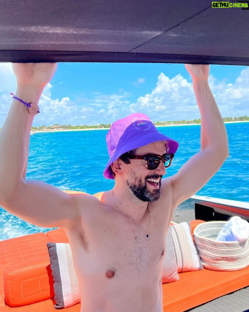 Luis Gerardo Méndez Instagram - Good times. 🛥️