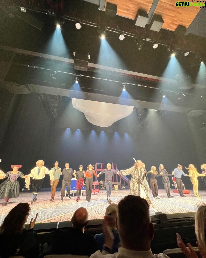 Luis Gerardo Méndez Instagram - Noche de estreno. Orgullo y emoción de ver triunfar a @pachemor y @lapuravariedat en el teatro alemán. Molière, amigues querides y celebrar desde el piso. Glückwunsch @baslercompagnie & @theaterbasel! Theater Basel