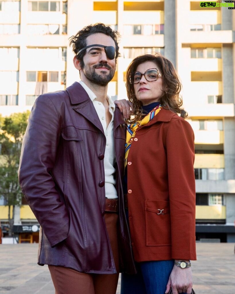 Luis Gerardo Méndez Instagram - Amaneció extrañando los 70’s, los parches, a su hermanita @ireneazuela y los fotones de @cam.jurado. #Belascoarán. Si no la han visto, dénle amor en @netflix.