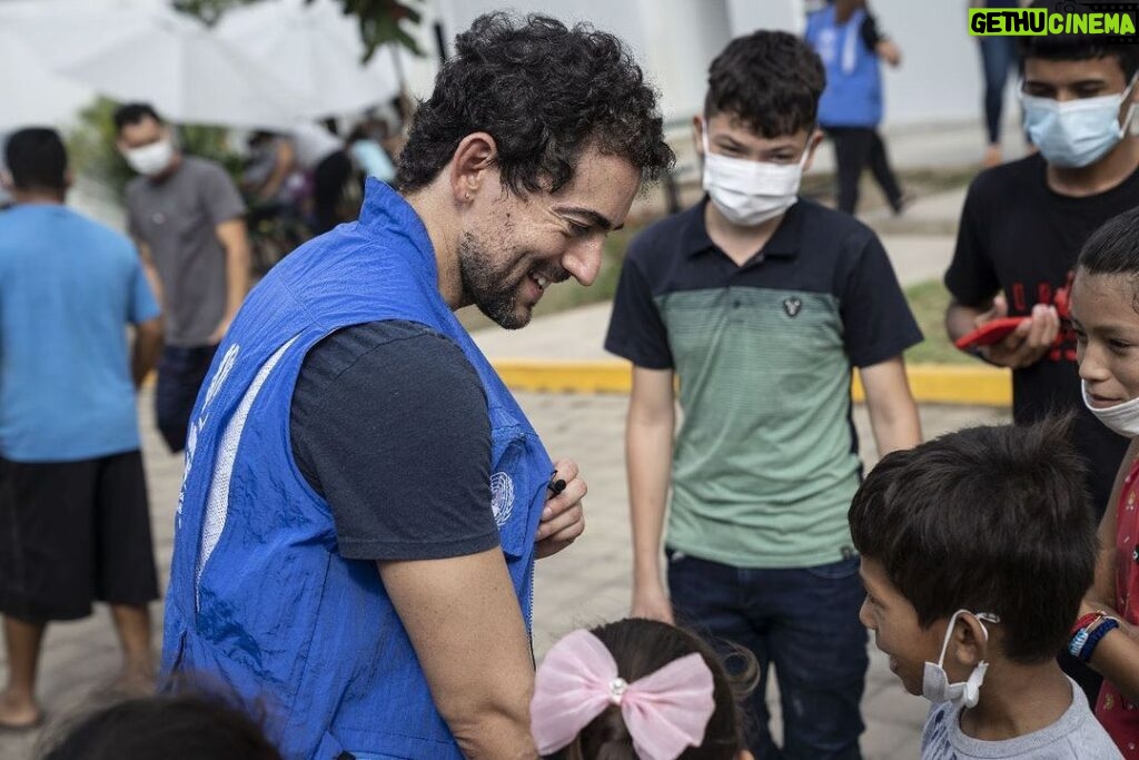 Luis Gerardo Méndez Instagram - Las personas refugiadas huyen de la violencia, de la guerra y de la persecución. Si pudieran elegir, no abandonarían su hogar. Imagínate que, de un momento a otro, tienes que dejar todo atrás y emprender un camino difícil para encontrar la protección que no tienes en tu país. El mundo debe conocer y sensibilizarse ante las historias de las personas refugiadas. Las personas refugiadas no son una amenaza, son personas amenazadas que al llegar al país, devuelven más de lo que reciben, no son una carga ni vienen a quitar oportunidades. Necesitan de nuestro apoyo para salir adelante. El trabajo humanitario y la solidaridad no conocen colores de pasaportes. Te invito a sumarte a esta noble causa siguiendo las redes de @acnurmx y, si está en tus posibilidades, donando en el link de mi perfil. 🤍