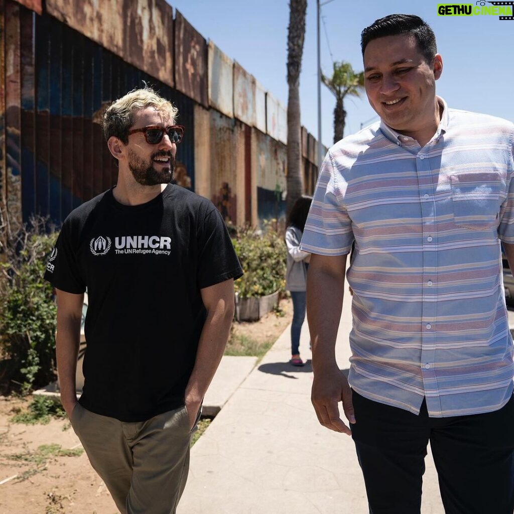 Luis Gerardo Méndez Instagram - Las personas refugiadas dejan su hogar huyendo de la guerra, la violencia y la persecución. Ellas recorren un largo camino para llegar a un lugar seguro, y una vez que lo encuentran, pueden volver a soñar. Luis Gerardo Méndez es embajador de buena voluntad en ACNUR, la Agencia de la #ONU para los Refugiados @acnurmx y en exclusiva, nos cuenta las historias conmovedoras de personas refugiadas que conoció en #Tijuana que han hecho de México su nuevo hogar. Si quieres conocer estas historias te invitamos a que leas la nota completa en nuestro sitio. 📸: @toyasjordan #EsquireMx