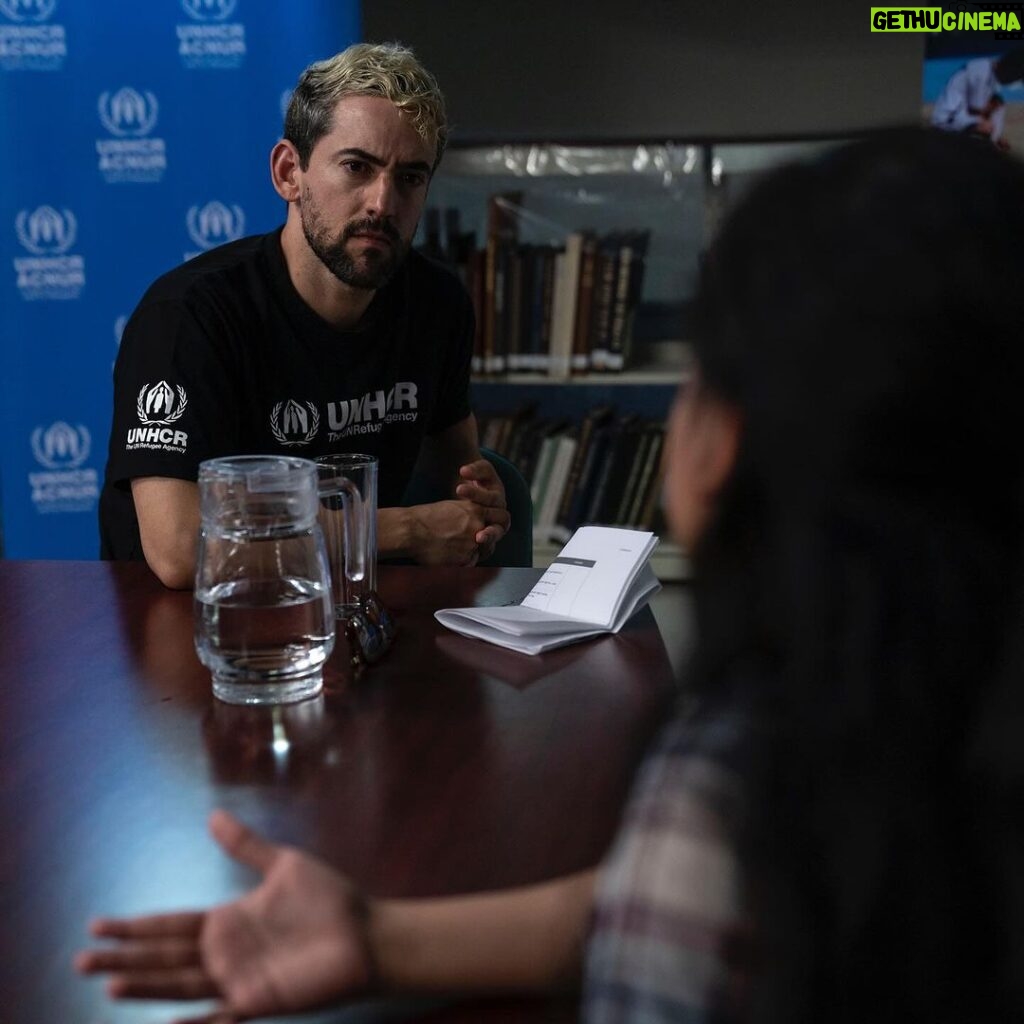 Luis Gerardo Méndez Instagram - Las personas refugiadas dejan su hogar huyendo de la guerra, la violencia y la persecución. Ellas recorren un largo camino para llegar a un lugar seguro, y una vez que lo encuentran, pueden volver a soñar. Luis Gerardo Méndez es embajador de buena voluntad en ACNUR, la Agencia de la #ONU para los Refugiados @acnurmx y en exclusiva, nos cuenta las historias conmovedoras de personas refugiadas que conoció en #Tijuana que han hecho de México su nuevo hogar. Si quieres conocer estas historias te invitamos a que leas la nota completa en nuestro sitio. 📸: @toyasjordan #EsquireMx