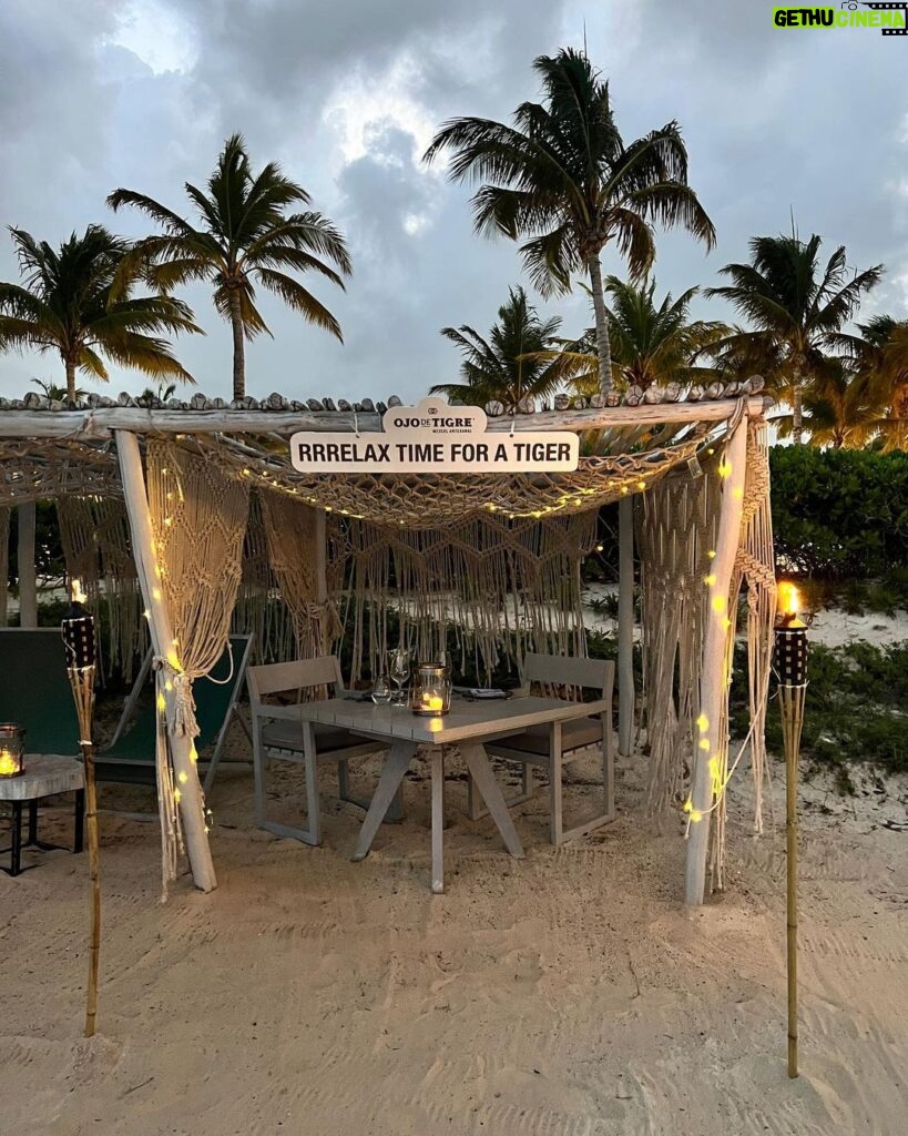 Luis Gerardo Méndez Instagram - Voy a regalar dos noches en la Tiger Suite del resort Andaz Mayakoba. Esta increíble suite combina el lujo tropical con el sabor intenso del @mezcalojodetigre. Podrías pasar dos noches allí, viviendo como una celebridad, bebiendo mezcal, nadando en tu piscina privada, y sintiéndote como el rey, reina o reine de la Riviera Maya. Todo lo que tienes que hacer para ganar es darle like a este post, etiquetar a las 5 personas con las que te gustaría venir a vivir esta experiencia comentando en este post por qué te gustaría venir, seguir a @mezcalojodetigre y @andazmayakoba.mx en Instagram y listo. Quizás tu razón sea tan buena que incluso me haga llorar, o reír. ¡Quién sabe, lo decidiré al azar! Así que, ¿qué esperas? Participa y comienza a soñar con esas dos noches en la Tiger Suite. Porque a veces, los sueños y los mezcales pueden volverse realidad. ¡Suerte! (Incluye dos noches en la Suite Presidencial de Andaz Mayakoba. No incluye vuelos ni alimentos y bebidas.) Anunciaremos al ganador el viernes 7 de julio a las 12pm. Sujeto a disponibilidad.