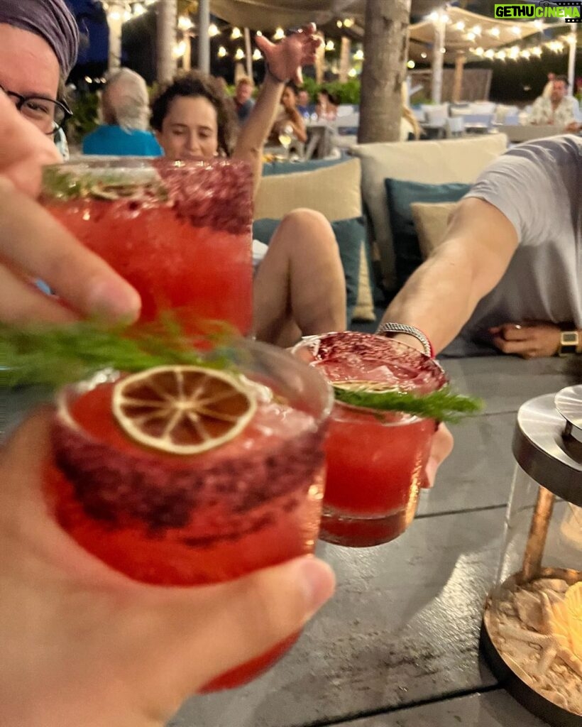 Luis Gerardo Méndez Instagram - Voy a regalar dos noches en la Tiger Suite del resort Andaz Mayakoba. Esta increíble suite combina el lujo tropical con el sabor intenso del @mezcalojodetigre. Podrías pasar dos noches allí, viviendo como una celebridad, bebiendo mezcal, nadando en tu piscina privada, y sintiéndote como el rey, reina o reine de la Riviera Maya. Todo lo que tienes que hacer para ganar es darle like a este post, etiquetar a las 5 personas con las que te gustaría venir a vivir esta experiencia comentando en este post por qué te gustaría venir, seguir a @mezcalojodetigre y @andazmayakoba.mx en Instagram y listo. Quizás tu razón sea tan buena que incluso me haga llorar, o reír. ¡Quién sabe, lo decidiré al azar! Así que, ¿qué esperas? Participa y comienza a soñar con esas dos noches en la Tiger Suite. Porque a veces, los sueños y los mezcales pueden volverse realidad. ¡Suerte! (Incluye dos noches en la Suite Presidencial de Andaz Mayakoba. No incluye vuelos ni alimentos y bebidas.) Anunciaremos al ganador el viernes 7 de julio a las 12pm. Sujeto a disponibilidad.