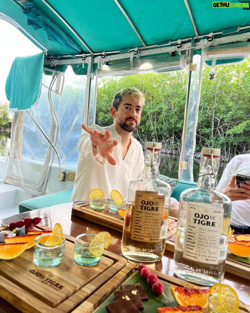 Luis Gerardo Méndez Instagram - Voy a regalar dos noches en la Tiger Suite del resort Andaz Mayakoba. Esta increíble suite combina el lujo tropical con el sabor intenso del @mezcalojodetigre. Podrías pasar dos noches allí, viviendo como una celebridad, bebiendo mezcal, nadando en tu piscina privada, y sintiéndote como el rey, reina o reine de la Riviera Maya. Todo lo que tienes que hacer para ganar es darle like a este post, etiquetar a las 5 personas con las que te gustaría venir a vivir esta experiencia comentando en este post por qué te gustaría venir, seguir a @mezcalojodetigre y @andazmayakoba.mx en Instagram y listo. Quizás tu razón sea tan buena que incluso me haga llorar, o reír. ¡Quién sabe, lo decidiré al azar! Así que, ¿qué esperas? Participa y comienza a soñar con esas dos noches en la Tiger Suite. Porque a veces, los sueños y los mezcales pueden volverse realidad. ¡Suerte! (Incluye dos noches en la Suite Presidencial de Andaz Mayakoba. No incluye vuelos ni alimentos y bebidas.) Anunciaremos al ganador el viernes 7 de julio a las 12pm. Sujeto a disponibilidad.