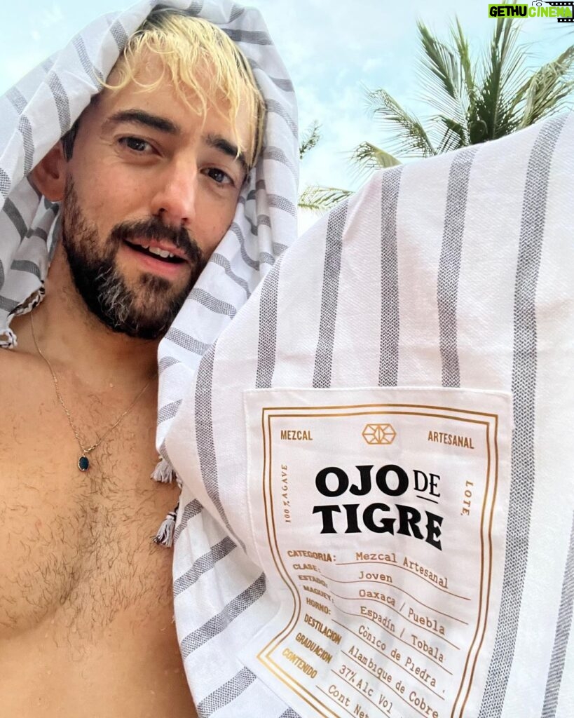 Luis Gerardo Méndez Instagram - Voy a regalar dos noches en la Tiger Suite del resort Andaz Mayakoba. Esta increíble suite combina el lujo tropical con el sabor intenso del @mezcalojodetigre. Podrías pasar dos noches allí, viviendo como una celebridad, bebiendo mezcal, nadando en tu piscina privada, y sintiéndote como el rey, reina o reine de la Riviera Maya. Todo lo que tienes que hacer para ganar es darle like a este post, etiquetar a las 5 personas con las que te gustaría venir a vivir esta experiencia comentando en este post por qué te gustaría venir, seguir a @mezcalojodetigre y @andazmayakoba.mx en Instagram y listo. Quizás tu razón sea tan buena que incluso me haga llorar, o reír. ¡Quién sabe, lo decidiré al azar! Así que, ¿qué esperas? Participa y comienza a soñar con esas dos noches en la Tiger Suite. Porque a veces, los sueños y los mezcales pueden volverse realidad. ¡Suerte! (Incluye dos noches en la Suite Presidencial de Andaz Mayakoba. No incluye vuelos ni alimentos y bebidas.) Anunciaremos al ganador el viernes 7 de julio a las 12pm. Sujeto a disponibilidad.