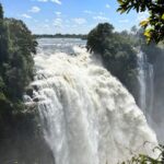 Luis Gerardo Méndez Instagram - Mosi-oa-Tunya. The smoke that thunders. También les dicen Victoria falls. El doble de altura de las del Niágara. Aquí llueve al revés. Mosi-oa-Tunya National Park