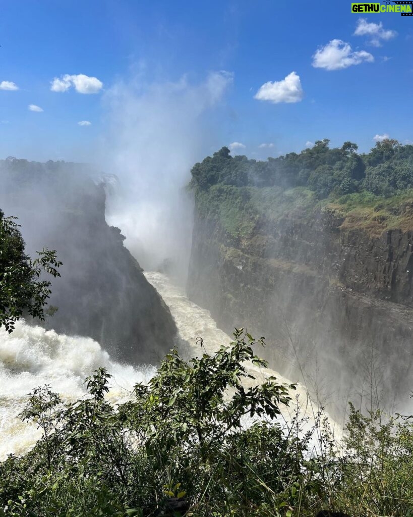 Luis Gerardo Méndez Instagram - Mosi-oa-Tunya. The smoke that thunders. También les dicen Victoria falls. El doble de altura de las del Niágara. Aquí llueve al revés. Mosi-oa-Tunya National Park