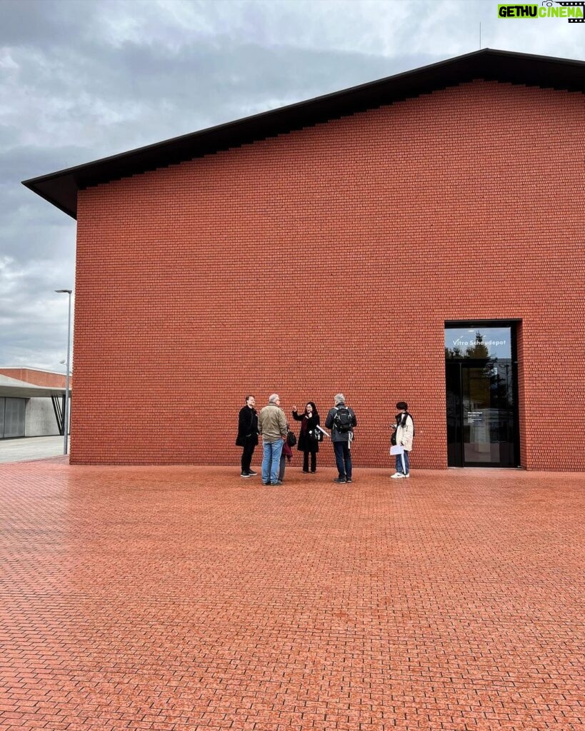 Luis Gerardo Méndez Instagram - Sacando a pasear el diseñador interior. And Barragán kicking ass. Vitra Design Museum