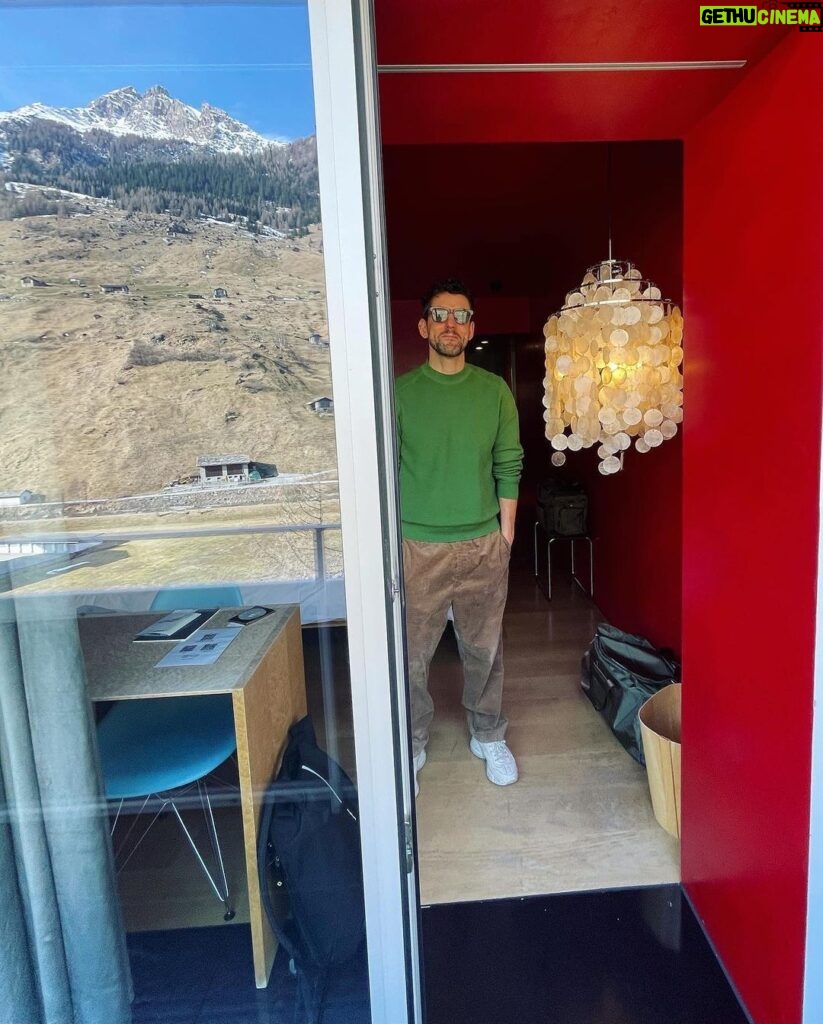 Luis Gerardo Méndez Instagram - Fiction detox & free Evian. Swiss Alps