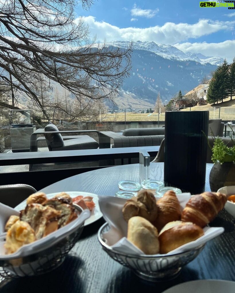 Luis Gerardo Méndez Instagram - Fiction detox & free Evian. Swiss Alps