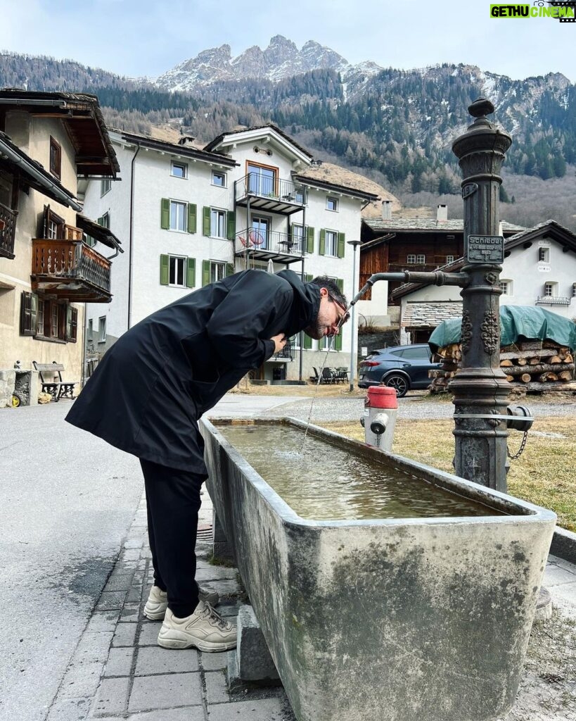 Luis Gerardo Méndez Instagram - Fiction detox & free Evian. Swiss Alps
