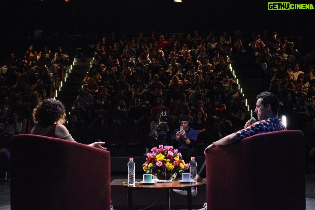 Luis Gerardo Méndez Instagram - Un placer enorme volver a mi escuela a compartir experiencias y risas con les estudiantes de actuación. Siempre aprendo de escucharles y me emociona un montón verles a los ojos y ver a nuestras futuras actrices y actores esperando saltar. Gracias @karinagidi y @casazul por la invitación y por el gran trabajo. CasAzul