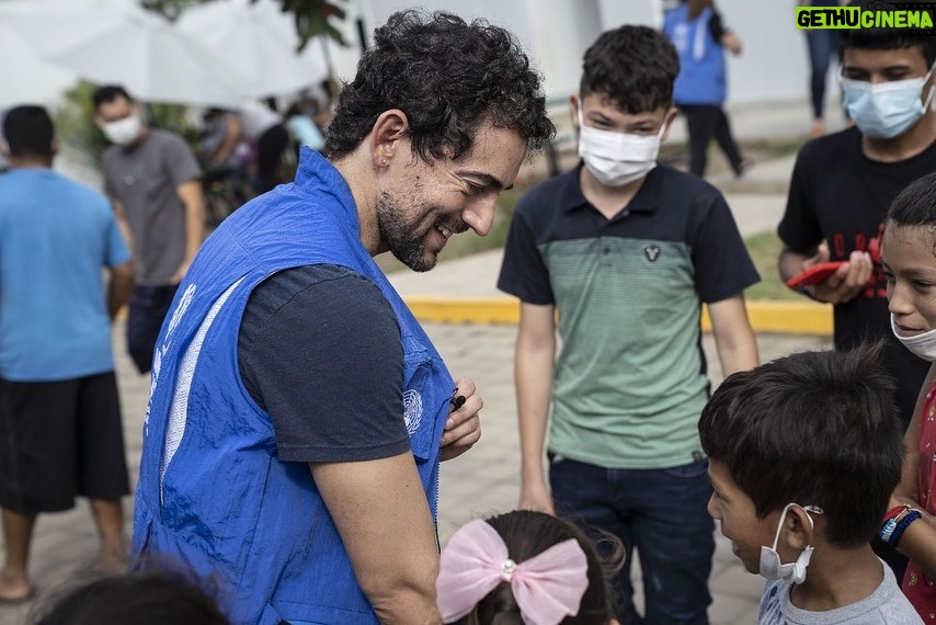 Luis Gerardo Méndez Instagram - Increíble honor y privilegio unirme oficialmente a @ACNUR como Embajador de Buena Voluntad. Conmovido de poder ser un altavoz para dar a conocer las historias de las #PersonasRefugiadas y contribuir a desaparecer los mitos que existen acerca de ellas. Nadie elige ser una persona refugiada. Las personas refugiadas huyen de la violencia, de la guerra y de la persecución. Si pudieran elegir, no abandonarían su hogar. Imagínate que, de un momento a otro, tienes que dejar todo atrás y emprender un camino difícil para encontrar la protección que no tienes en tu país. El mundo debe conocer y sensibilizarse ante las historias de las personas refugiadas. Las personas refugiadas no son una amenaza, son personas amenazadas que al llegar al país, devuelven más de lo que reciben, no son una carga ni vienen a quitar oportunidades. Necesitan de nuestro apoyo para salir adelante. El trabajo humanitario y la solidaridad no conocen colores de pasaportes. Te invito a sumarte a esta noble causa siguiendo las redes de @acnurmx y, si está en tus posibilidades, donando en el link de mi perfil. 🤍