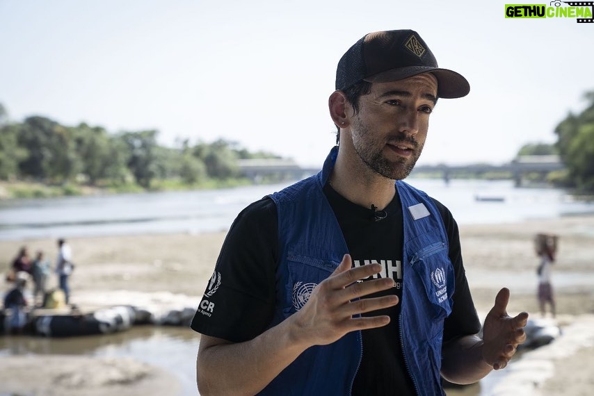 Luis Gerardo Méndez Instagram - Increíble honor y privilegio unirme oficialmente a @ACNUR como Embajador de Buena Voluntad. Conmovido de poder ser un altavoz para dar a conocer las historias de las #PersonasRefugiadas y contribuir a desaparecer los mitos que existen acerca de ellas. Nadie elige ser una persona refugiada. Las personas refugiadas huyen de la violencia, de la guerra y de la persecución. Si pudieran elegir, no abandonarían su hogar. Imagínate que, de un momento a otro, tienes que dejar todo atrás y emprender un camino difícil para encontrar la protección que no tienes en tu país. El mundo debe conocer y sensibilizarse ante las historias de las personas refugiadas. Las personas refugiadas no son una amenaza, son personas amenazadas que al llegar al país, devuelven más de lo que reciben, no son una carga ni vienen a quitar oportunidades. Necesitan de nuestro apoyo para salir adelante. El trabajo humanitario y la solidaridad no conocen colores de pasaportes. Te invito a sumarte a esta noble causa siguiendo las redes de @acnurmx y, si está en tus posibilidades, donando en el link de mi perfil. 🤍