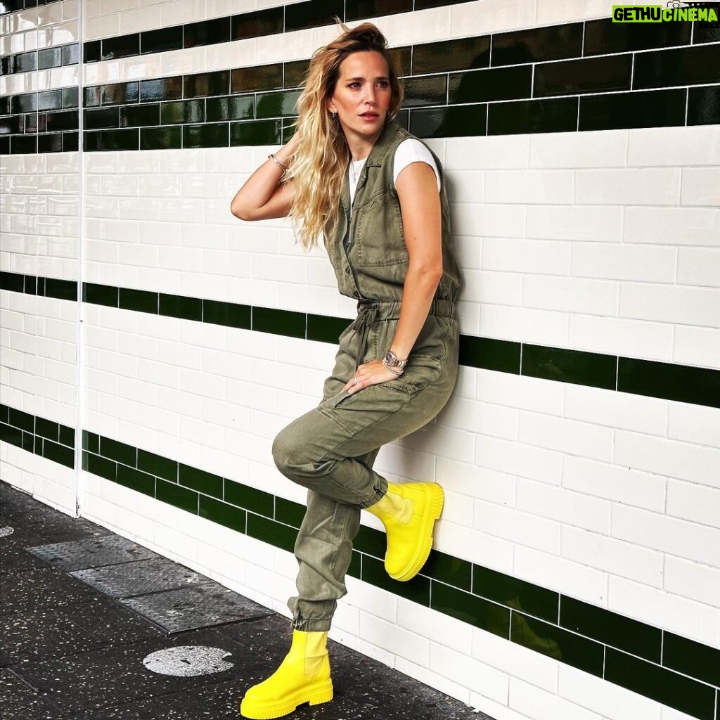 Luisana Lopilato Instagram - Se combina hasta con la pared 😎 . My outfit even matches the wall 😎 #fashionstyle #luspirit Vancouver, British Columbia