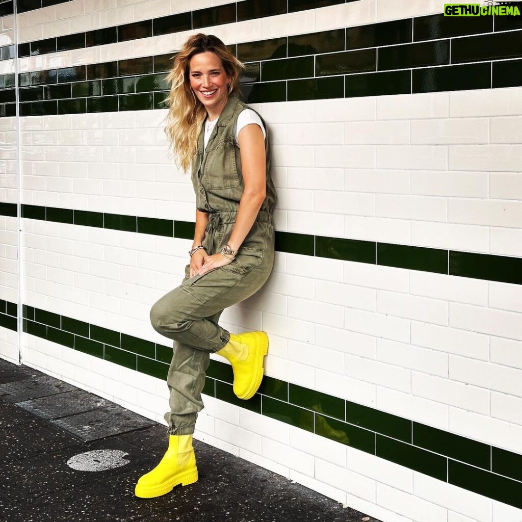 Luisana Lopilato Instagram - Se combina hasta con la pared 😎 . My outfit even matches the wall 😎 #fashionstyle #luspirit Vancouver, British Columbia