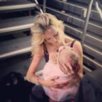 Luisana Lopilato Instagram - Con Cielo 🐣 ayer disfrutamos de @michaelbuble 🎶 ❤️ No me canso nunca de acompañarte en cada gira 🫶💪 . Here With Cielo enjoying Daddy's show. I love coming on tour with you ❤️ #mbhighertour #australia