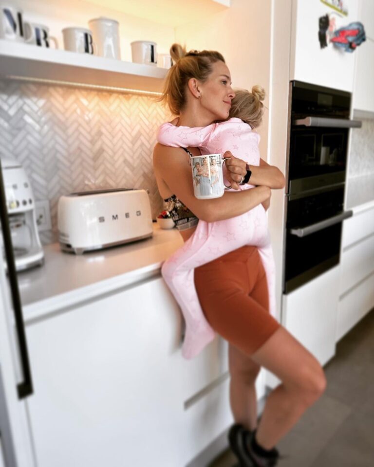 Luisana Lopilato Instagram - Así todas las mañanas 🧸✨ . Morning hugs 🧸✨ Vancouver, British Columbia