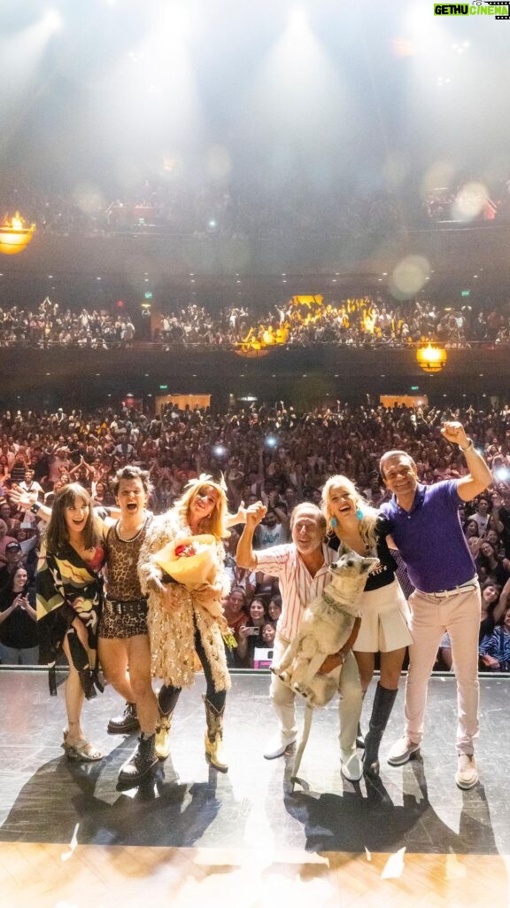 Luisana Lopilato Instagram - HICIMOS HISTORIA 🥹♥️ Después de 18 años de repeticiones en @telefe, #CasadosConHijos logró batir un nuevo record en la historia del teatro argentino: 194.023 ESPECTADORES en 93 funciones, en sólo 9 semanas; convirtiéndose en la comedia de tv y teatro más exitosa de las últimas dos décadas. GRACIAS! GRACIAS! Y MÁS GRACIAS! ♥️ @casadosconhijosok @luisanalopilato @lopymanok @marcelo.debellis @aruzzireal @rgbredes @telefe . 🎥 @manuaguirre_films Gran Rex