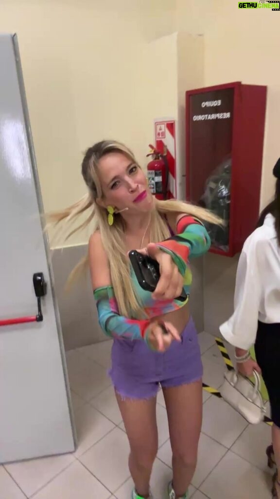 Luisana Lopilato Instagram - Pintó bailecito nomás🎉🥳🎊🎈 Cómo se nota que estamos en Carnaval 😎 ❤️💪🏻! @casadosconhijosok Teatro Gran Rex