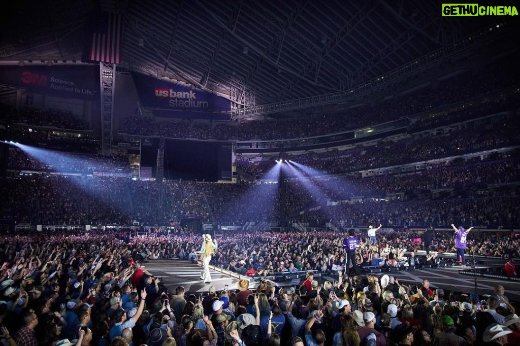 Luke Combs Instagram - Minnesota, y’all came to party! Hope y’all had as much fun as I did!! 📸: @davidbergman U.S. Bank Stadium