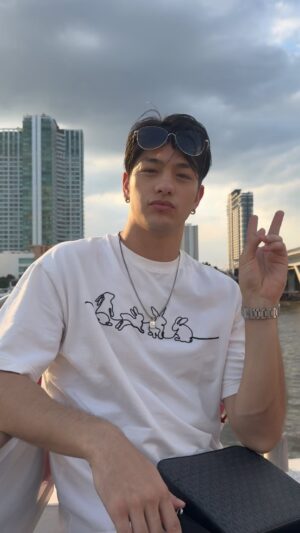 Luke Ishikawa Plowden Instagram - Let’s make it a good one y’all 
Comment New Year’s resolutions below ⬇️ 
I wanna read em ❤️❤️❤️
