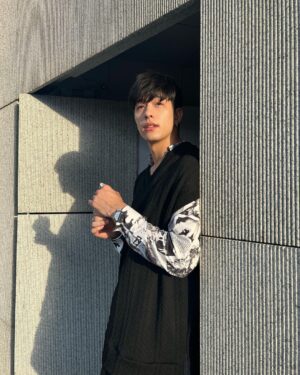 Luke Ishikawa Plowden Instagram - มองๆ เดินๆ เท่ๆ