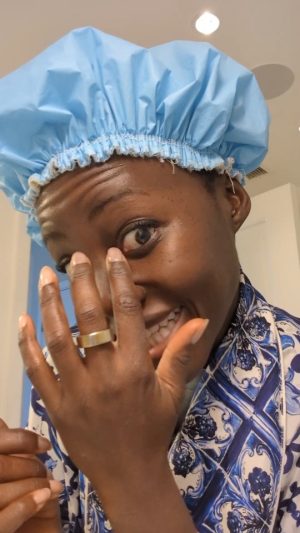Lupita Nyong'o Instagram - My holiday pep talk! 

#positiveselftalk #holidayhype #WEOUTSIDE

Audio: @enioluwaofficial