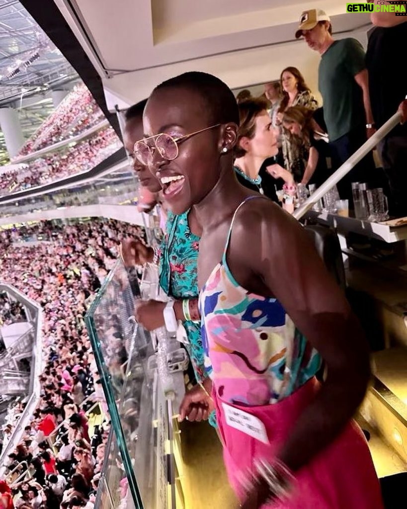 Lupita Nyong'o Instagram - Best time discovering my Eras era with my sister Fiona, @mssarahcatharinepaulson and her sister Rachel 💖💖💖💖! Earrings bejeweled by @debeersofficial and friendship bracelets by me… and some of you!! Thanks to all the Swifties for your suggestions — trading bracelets was super sweet 🍬