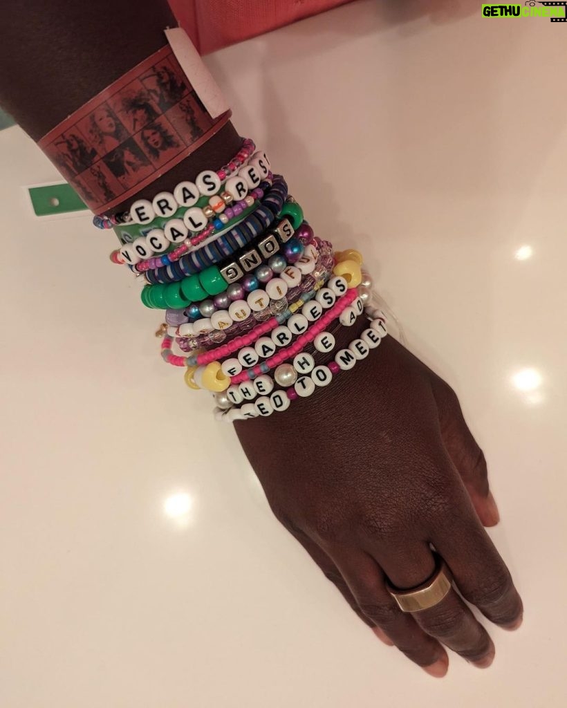 Lupita Nyong'o Instagram - Best time discovering my Eras era with my sister Fiona, @mssarahcatharinepaulson and her sister Rachel 💖💖💖💖! Earrings bejeweled by @debeersofficial and friendship bracelets by me… and some of you!! Thanks to all the Swifties for your suggestions — trading bracelets was super sweet 🍬