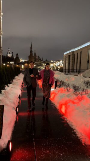 Lyaysan Utyasheva Instagram - Тем временем мы, пока Москва стоит, пешком на своих двух… 

Далеко не уйдём 😂