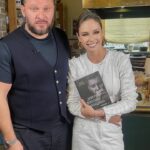 Lyaysan Utyasheva Instagram - Всем продуктивного солнечного понедельника и приятного просмотра нового выпуска «Дерзкой Готовки» с @markbarton_mb - известным психологом и телеведущим, автором многочисленных программ, которые помогают улучшить качество жизни людей. Вы узнаете от него, как справляться с депрессией, как избавиться от панических атак и отношений, где женщина является жертвой. Марк расскажет о своём детстве, профессиональном росте, знакомстве с женой и желании стать психологом. Вас ждёт много ответов на важные вопросы. Присаживайтесь поудобнее, получился очень полезный выпуск, обещаю, что время зря вы не потратите❤️ Ссылка в сторис